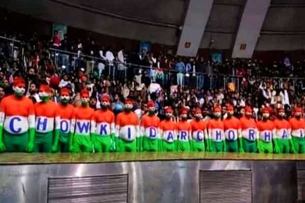 ஐ.பி.எல் போட்டியில் " Chowkidar Chor Hai " முழக்கம், படம் உண்மையா ?