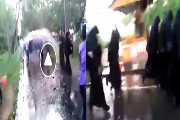 முஸ்லீம் மாணவிகள் மீது ஹிந்துக்கள் சேற்றை அள்ளி வீசியதாக வதந்தி.