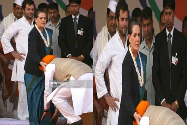 முன்னாள் பிரதமர் மன்மோகன்சிங் சோனியா காந்தி காலில் விழும் படமா ?
