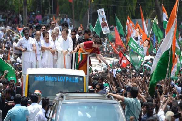பாகிஸ்தான் கொடிக்கும், கட்சிக் கொடிக்கும் வித்தியாசமே தெரியாதா?