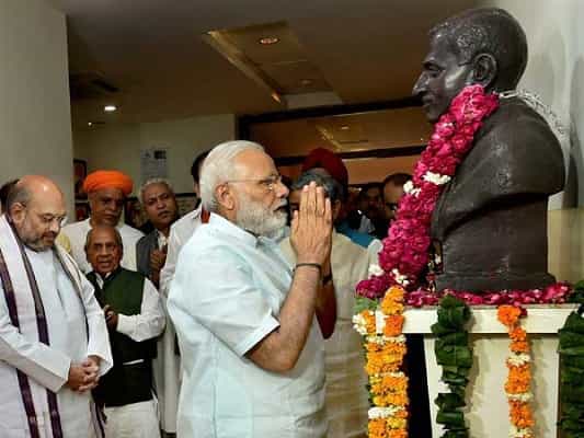 மோடி காந்தியை கொன்ற கோட்சேக்கு மாலை அணிவித்து வணங்கினாரா ?
