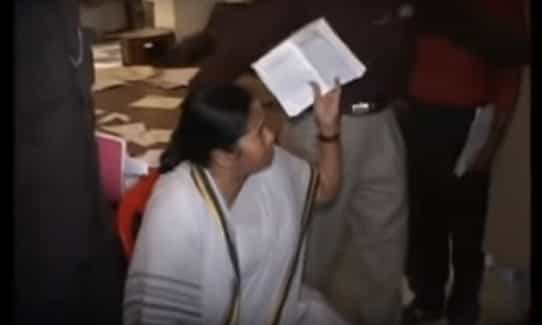 மம்தா EVM-க்கு எதிராக ஆதாரத்துடன் குற்றம் சுமத்துவதாக வைரலாகும் வீடியோ !