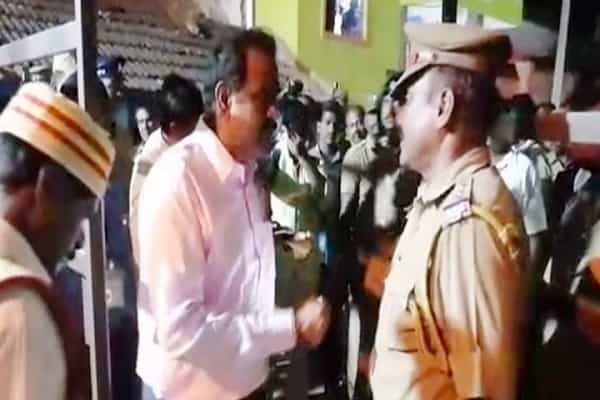 காவல்துறை அதிகாரியை திட்டிய மாவட்ட ஆட்சியர் | வைரலாகும் வீடியோ !