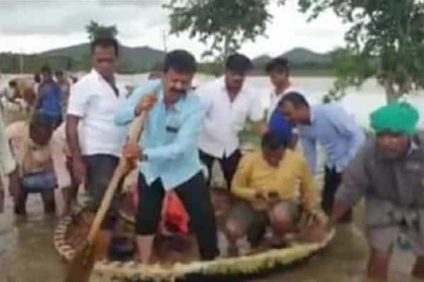 மக்களை காப்பாற்ற பரிசலில் செல்லும் பாஜக எம்எல்ஏ | காமெடியான வைரல் வீடியோ !