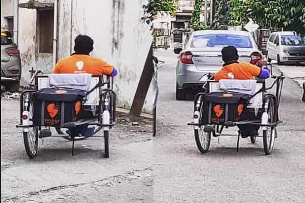 மாற்றுத்திறனாளிகளை பணியில் அமர்த்தும் ஸ்விக்கி, சோமேடோ| வைரல் புகைப்படங்கள்.