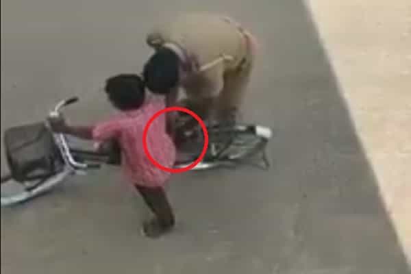 சைக்கிளில் சென்ற சிறுவனிடம் ஹெல்மெட் கேட்ட போலீஸ் ?| உண்மை என்ன ?