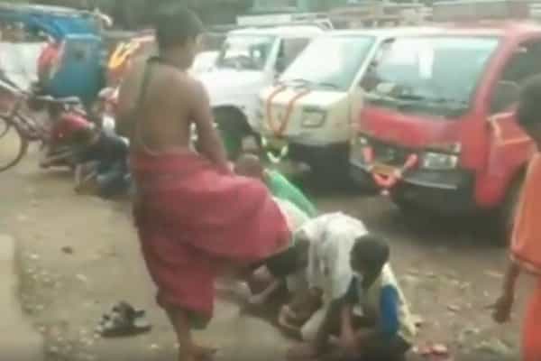 பக்தர்களின் தலையில் காலை வைத்து ஆசிர்வதிக்கும் பூசாரி| வைரல் வீடியோ !