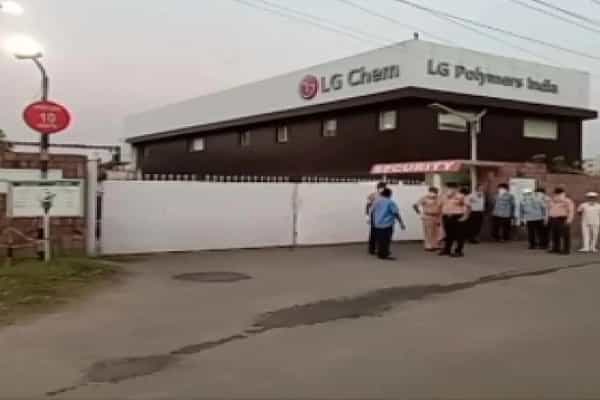 விசாகப்பட்டினம் ரசாயன ஆலையில் வாயுக் கசிவு.. 3 கி.மீக்கு பரவிய வாயு.