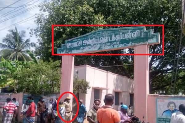 மது வாங்க அரசு பள்ளியில் டோக்கன் விநியோகம்.. வைரலாகும் புகைப்படம் !
