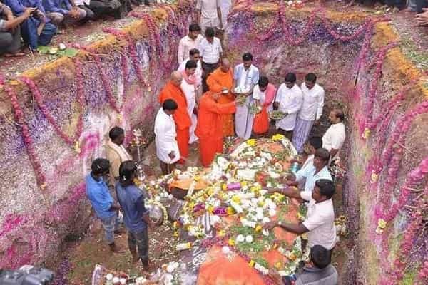 கேரளாவில் இறந்த கர்ப்பிணி யானைக்கு இறுதிச் சடங்கு செய்யும் புகைப்படமா ?