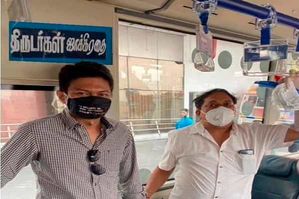 உதயநிதிக்கு பின்னால் "திருடர்கள் ஜாக்கிரதை" என எழுதி இருந்ததா ?