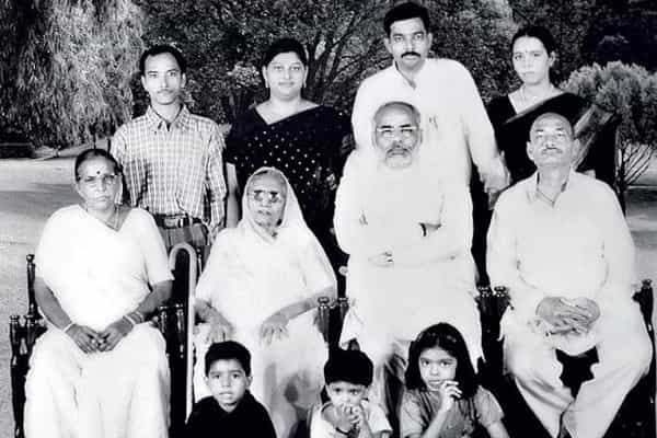 பிரதமர் மோடி குடும்பத்தினரின் தொழில் குறித்து பரவும் தகவல் உண்மையா ?