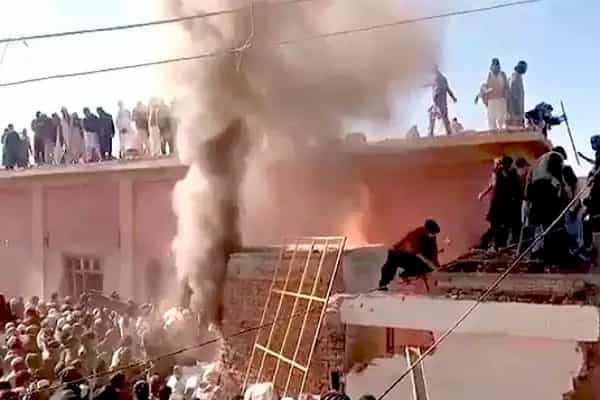 பாகிஸ்தானில் இந்து கோவிலை இடித்து தீ வைத்த வன்முறை கும்பல் !