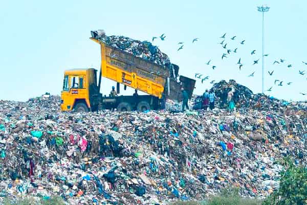 குப்பைகளைப் பிரித்துக் கொடுத்தால் நகரம் சுத்தமாகுமா? படுகுழிகளில் அழுத்தப்படும் சென்னையின் நுரையீரல் !