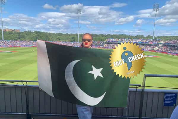 பாப் பாடகி ரிஹானா பாகிஸ்தான் கொடி உடன் இருப்பதாக ஃபோட்டோஷாப் வதந்தி !
