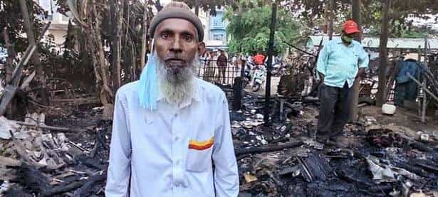 கூலி தொழிலாளி உருவாக்கிய நூலகத்தில் தீ.. 11,000 புத்தகங்கள் எரிந்து நாசம்!