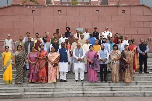 கிண்டலுக்குள்ளான வானதி சீனிவாசன் பதிவிட்ட ஃபோட்டோஷாப் புகைப்படமும், அவரின் பதிலும் !