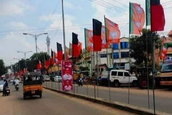 சட்டத்தை மீறி சாலை நடுவே திமுக, பாஜக கொடிகள்.. பிரதமரை வரவேற்க வைத்தார்களா ?