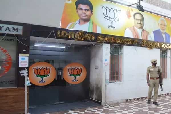 வைரலாகும் பாஜக, இந்து அமைப்புகளைச் சேர்ந்தவர்கள் தாங்களே பெட்ரோல் குண்டுகளை வீசிக் கொண்ட சம்பவங்கள் !