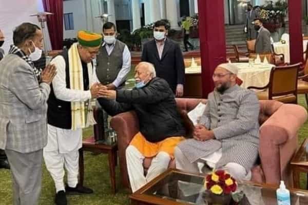 ஆர்எஸ்எஸ் தலைவர் மோகன் பகவத் உடன் ஓவைசி இருப்பதாக பரவும் போலியானப் படம் !